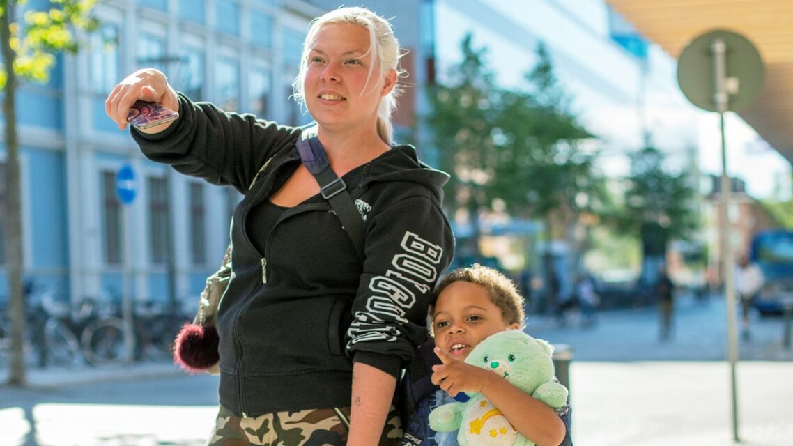 Mother and son waiting for the bus / mère et fils attendent le bus