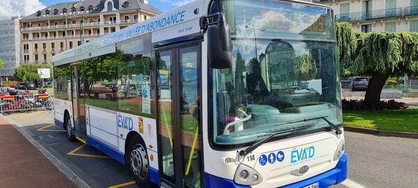 2 hommes et une femme debout devant un kakemono Pays d'Evian signent le partenariat Transdev réseau eva’d à Evian sur une table haute