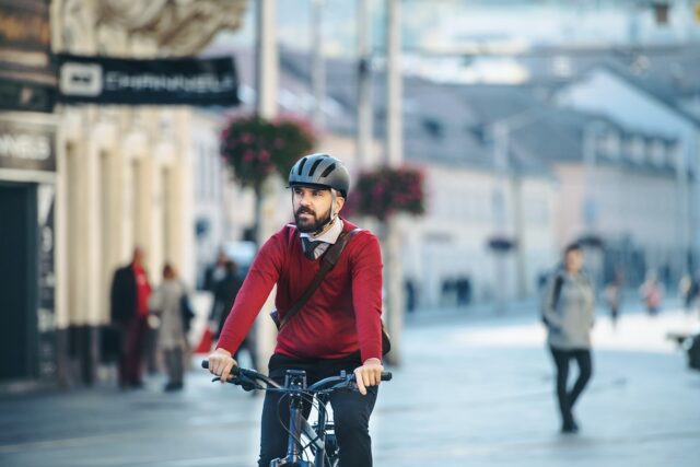 Homme barbu à vélo