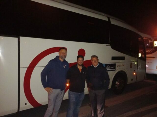 Edouard Hénaut, Ludovic Jourdain et membres de l'organisation de nuit devant un Car Transdev à l'UMTB Mont Blanc