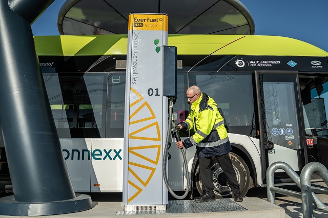 Un homme charge un bus à hydrogène Connexxion à la pompe à hydrogène