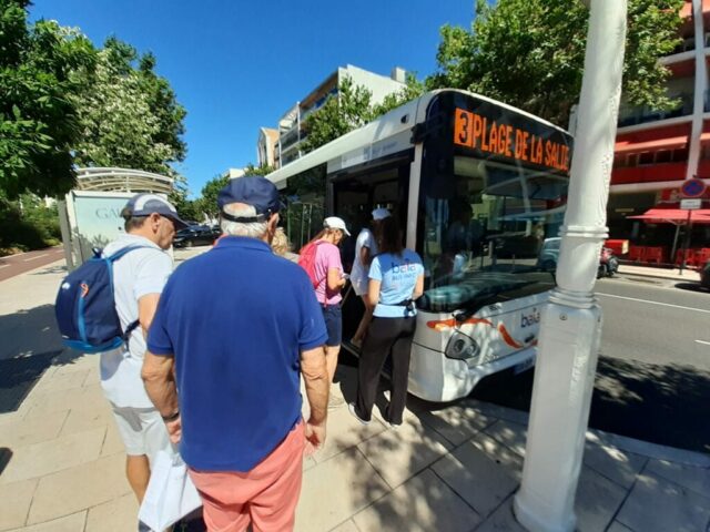 Réseau Baïa passagers qui montent dans un bus-min