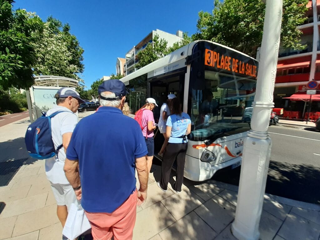 Réseau Baïa passagers qui montent dans un bus-min