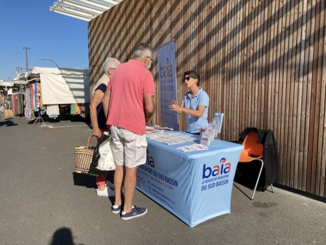 Réseau Baïa stand d'information en plein air-min