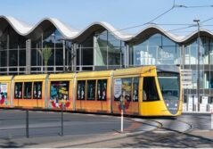Tramway jaune du réseau Citura devant la nouvelle piscine "UCPA Sport Station" à Reims