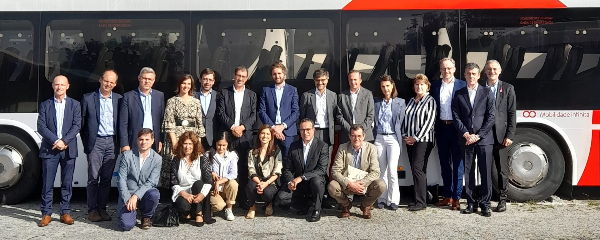 Photo de groupe du Comex Transdev, mené par Thierry Mallet, en visite au Portugal