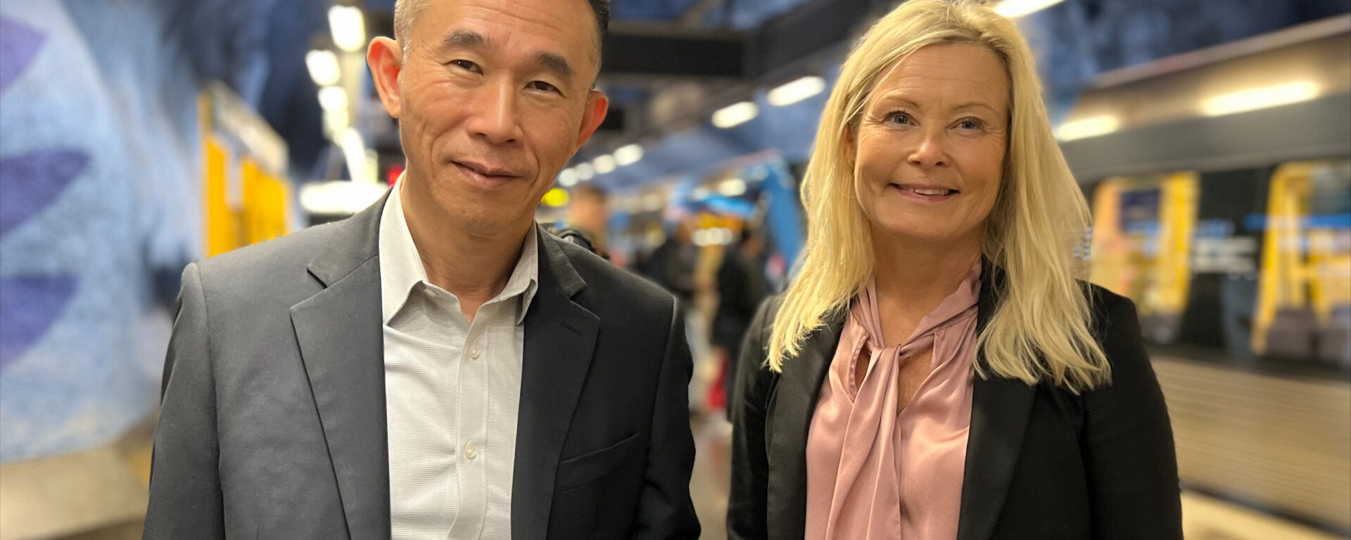 From left to right: Ling Wee Lee (Vice President of SMRT and Chairman of STRIDES Business International) and  Anna Höjer (CEO of Transdev Sweden)