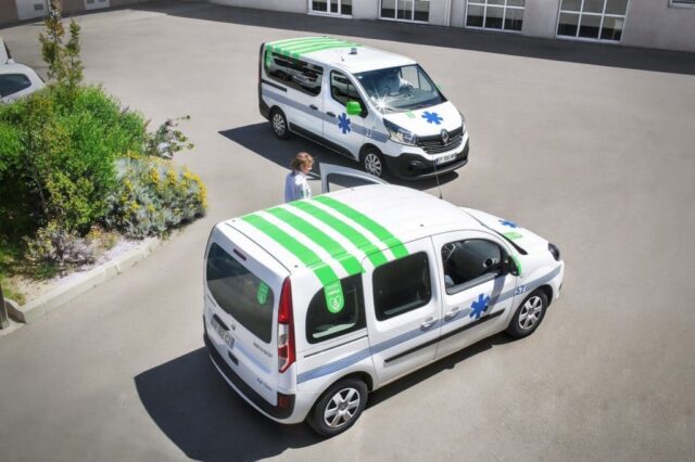 deux camionnettes carius dans une cour