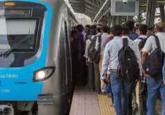 Des personnes attendent de monter dans un métro à Mumbai.