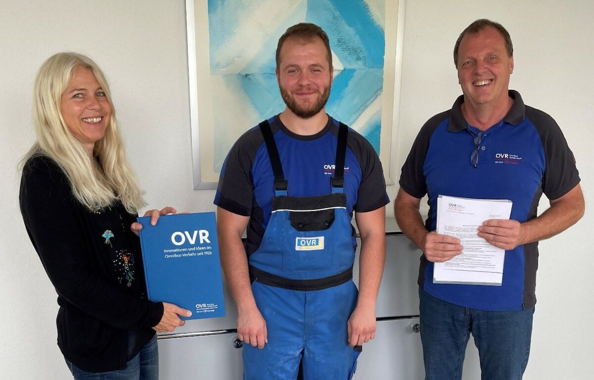 Pictured left to right: Human Resources Officer Corinna Scheib and Joachim Hahn, trainer and workshop manager at OVR, are pleased with with Arianit Basholli (center) about his good performance.