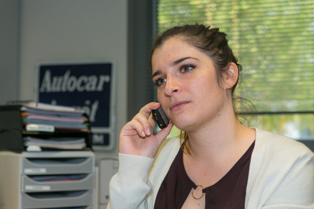 Jeune femme au téléphone