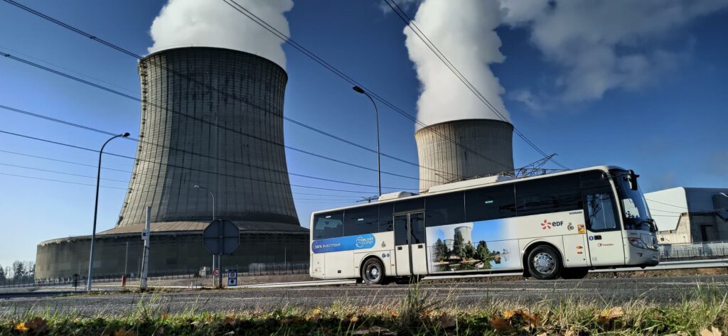 1er autocar électrique du Loir-et-Cher devant une centrale