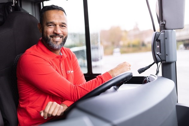 Conducteur de bus en pull rouge