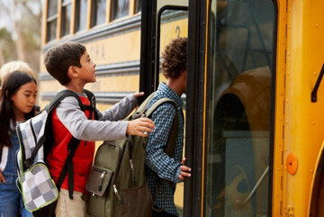 enfants montant dans le bus
