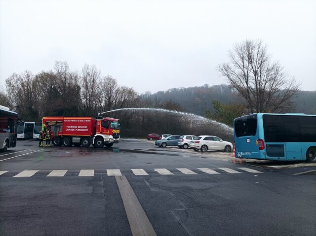 Camion de pompier qui lance de l'eau