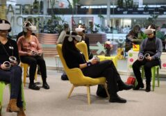 Groupe de personnes assises qui testent des casques VR (virtual reality/réalité virtuelle)