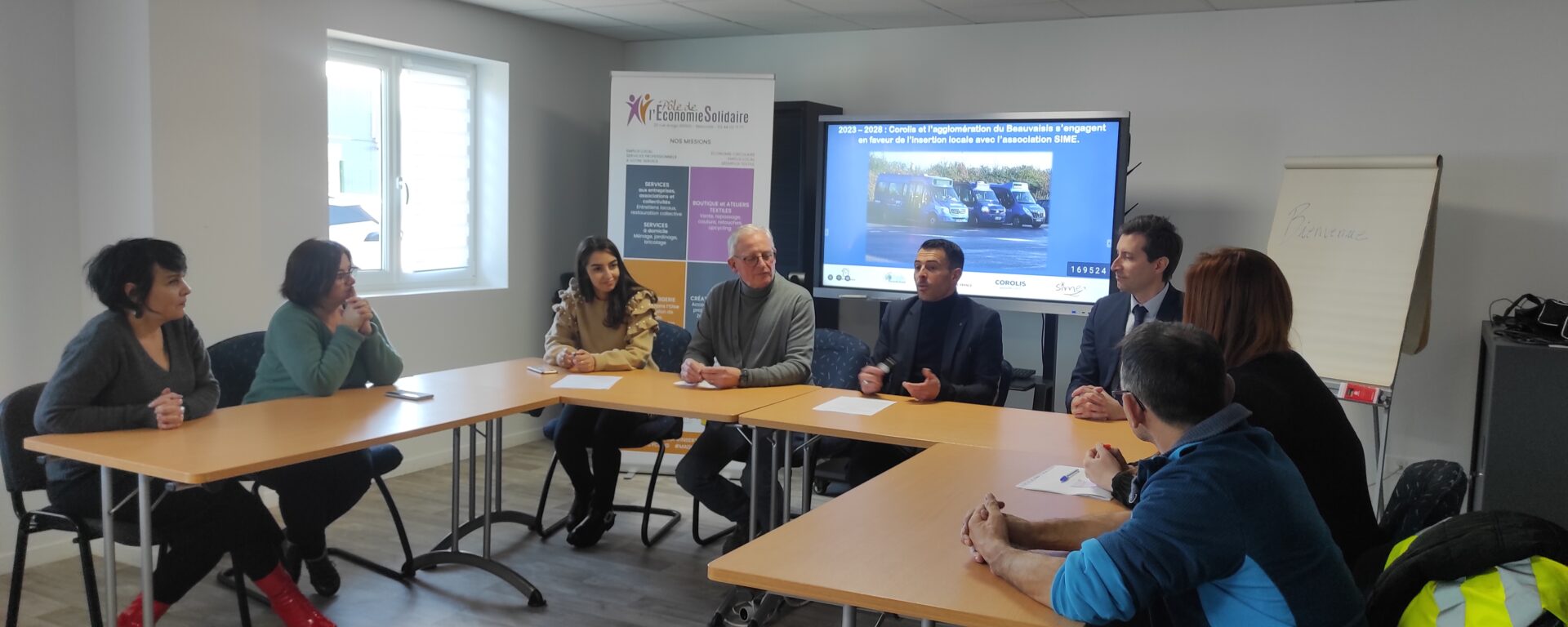 Salle de réunion avec participants de Transdev Beauvaisis Mobilités er partenaires de l'association SIME