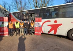Villefranche : Groupe de personnes gilet sécurité devant bus Transdev équipé d'un simulateur de conduite