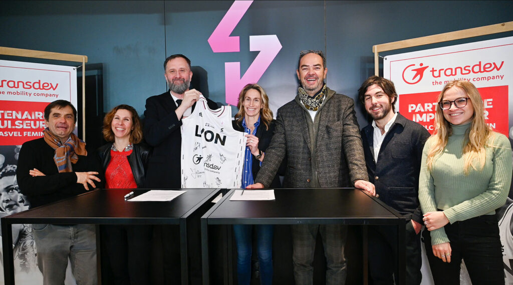 Signature officielle du partenariat le 27 janvier par Paoline SALAGNAC Directrice sportive ASVEL Féminin et Ludovic JOURDAIN Dir Régional Transdev AuRA à Lyon