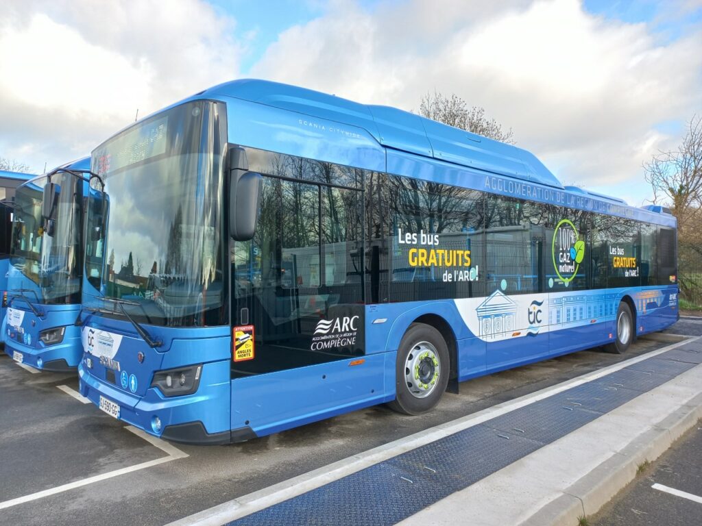 Bus bleu au gaz naturel inauguration la station d’avitaillement en biogaz BioGNV à Compiègne