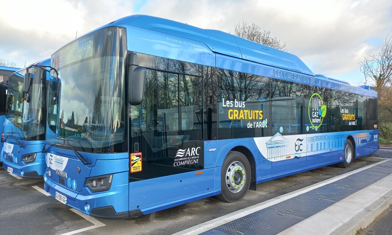 Bus bleu au gaz naturel inauguration la station d’avitaillement en biogaz BioGNV à Compiègne