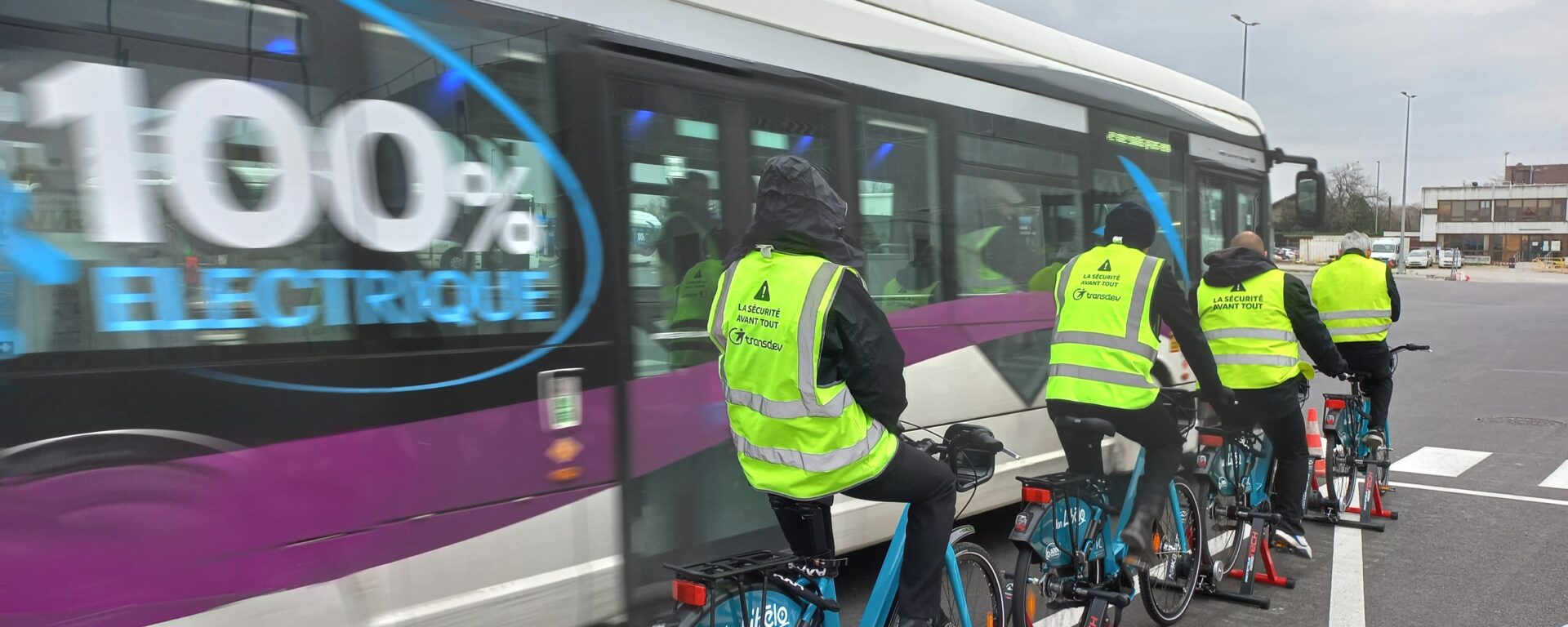 Séance de formation : cyclistes aux côté d'un bus Citéa