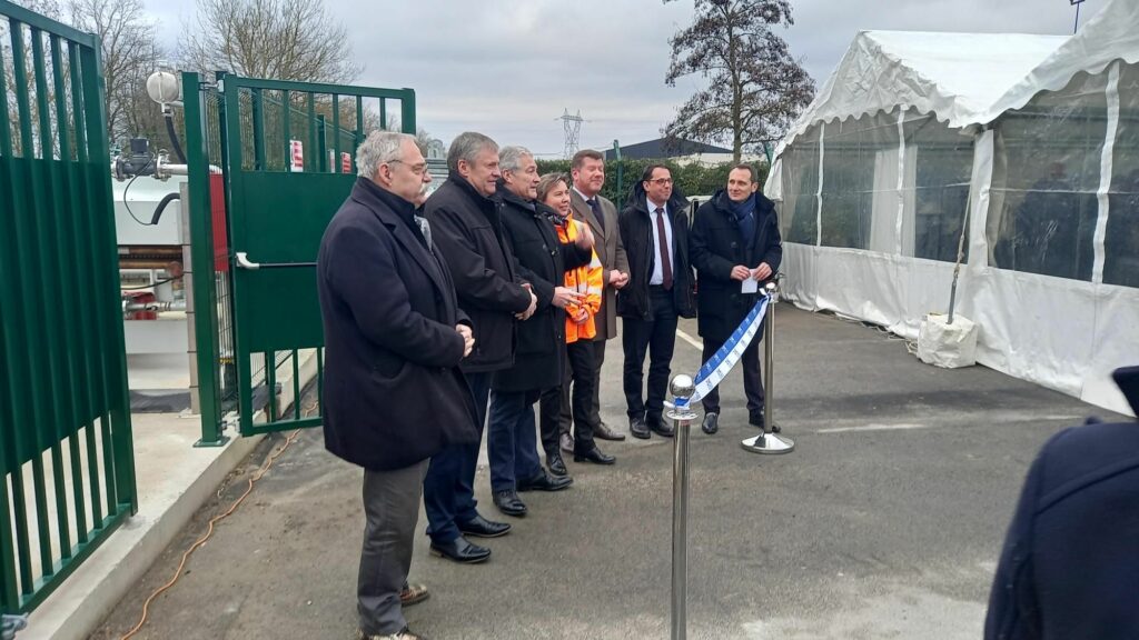 Photo de groupe à l'inauguration la station d’avitaillement en biogaz BioGNV à Compiègne