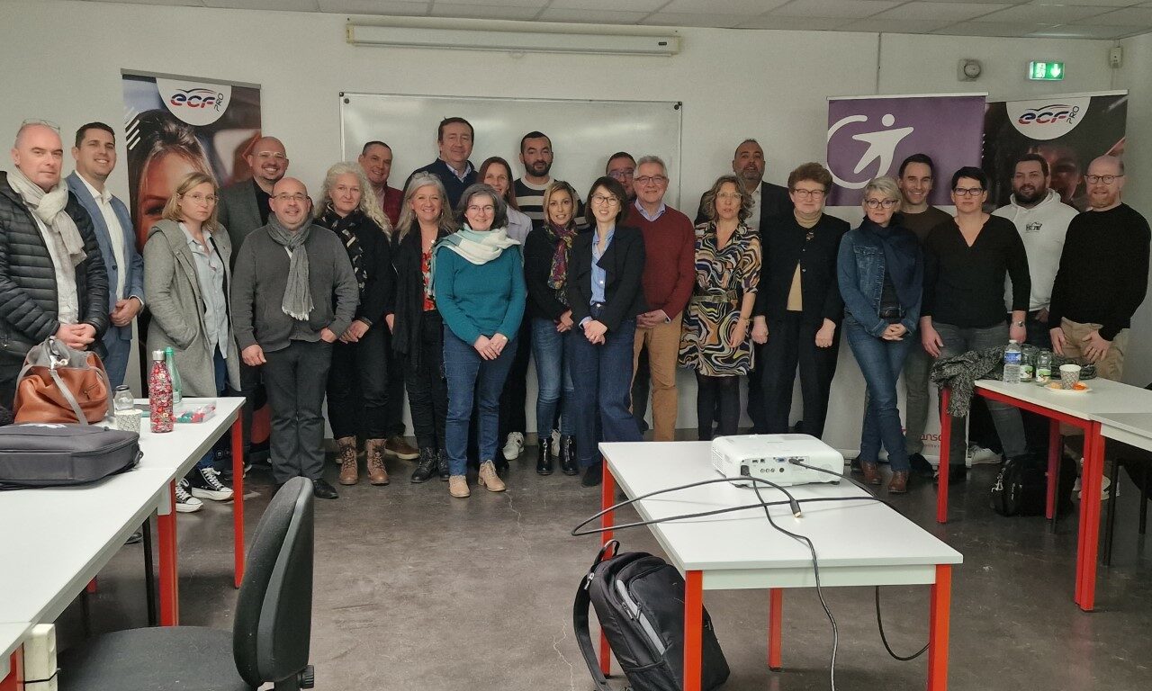 Photo de groupe des participants à la première réunion des chefs de centre ECF Académie by Transdev