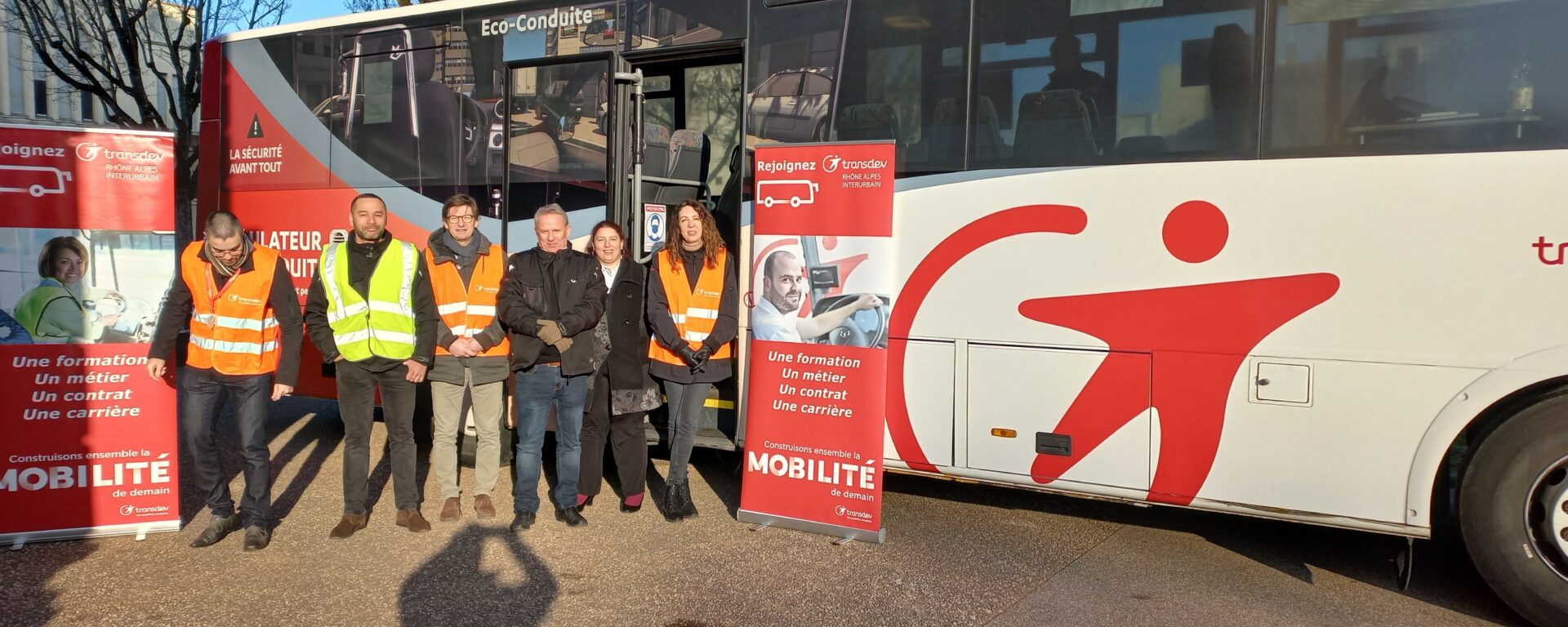 Photo de groupe Bruno GOTTERI Responsable RH, Fouzi MECHRI Responsable secteur exploitation, Yann BREHANT Directeur TDVB, Franck FERRATON Conducteur, Marie Hélène NACCARATO formatrice et Fanny BESCOND gestionnaire RH. devant un car Transdev