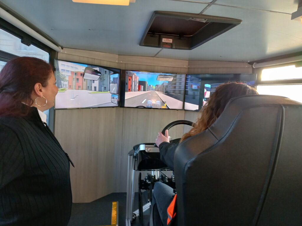 Simulateur de conduite Marie Hélène NACCARATO Formatrice conseille les apprentis conducteurs