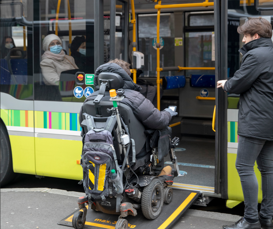 Personne en fauteuil roulant qui accède à un bus de la STAS via une rampe