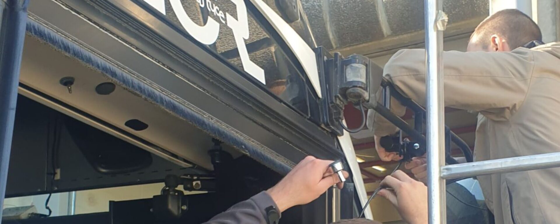 Pose d'un capteur de chauves-souris sur un bus