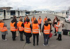 jeunes femmes avec des filets orange
