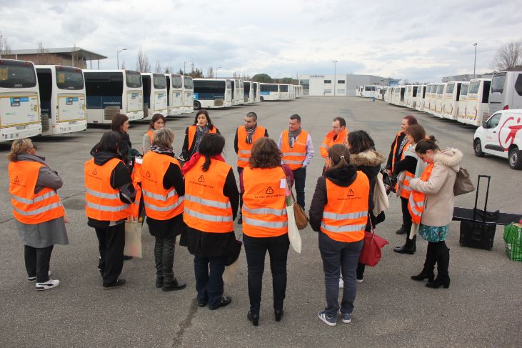 jeunes femmes avec des filets orange