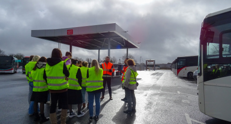 Etudiants de Vanne en gilets jaunes qui visitent Transdev CFT