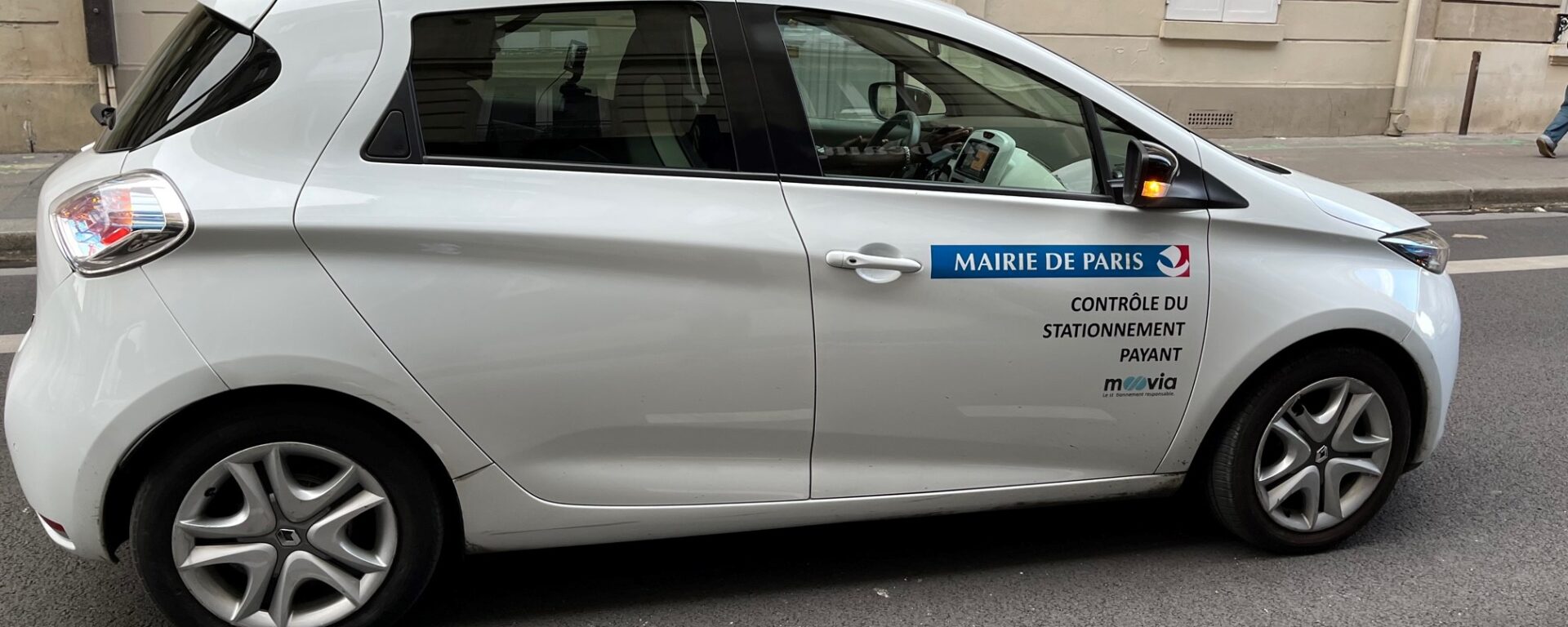 Véhicule électrique Moovia équipé d'un lecteur de plaques d’immatriculation