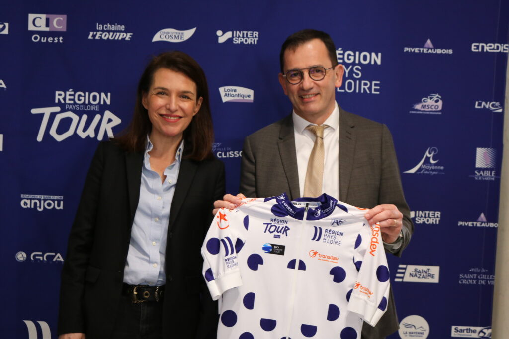 Jean-Louis Lehuger et Christelle Morançais présentent le maillot du meilleur grimpeur