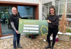 Michael Foit (Transdev) was received by Claire Heinrich, the house manager of the Ronald McDonald House.
