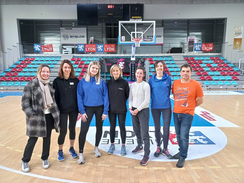 Photos de groupe : membres de l’ASVEL Féminin et partenaires