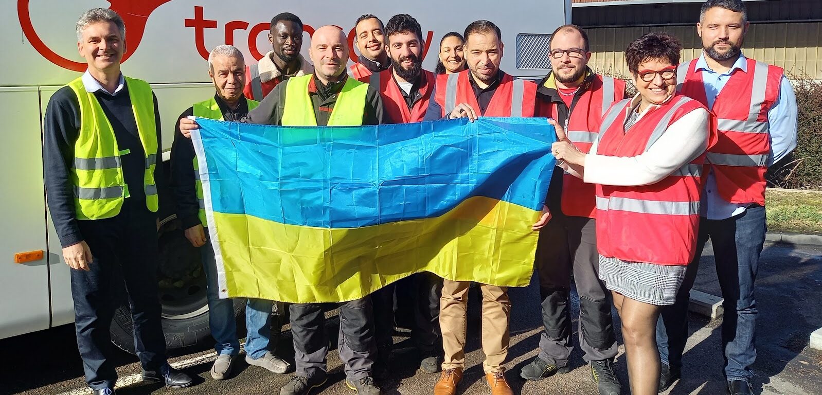 Volodymir MASKYMOV et les équipes de Transdev Auxerrois avec un drapeau ukrainien