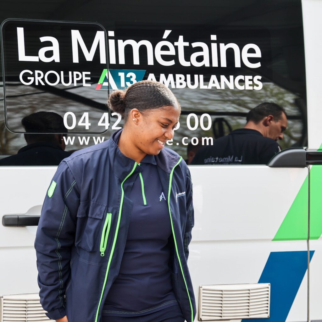 Ambulancière devant une ambulance A13