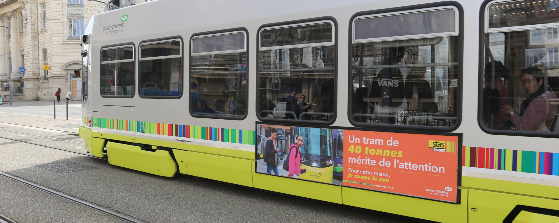 Affiche de la campagne Sécurité de la STAS à destination des piétons sur un bus