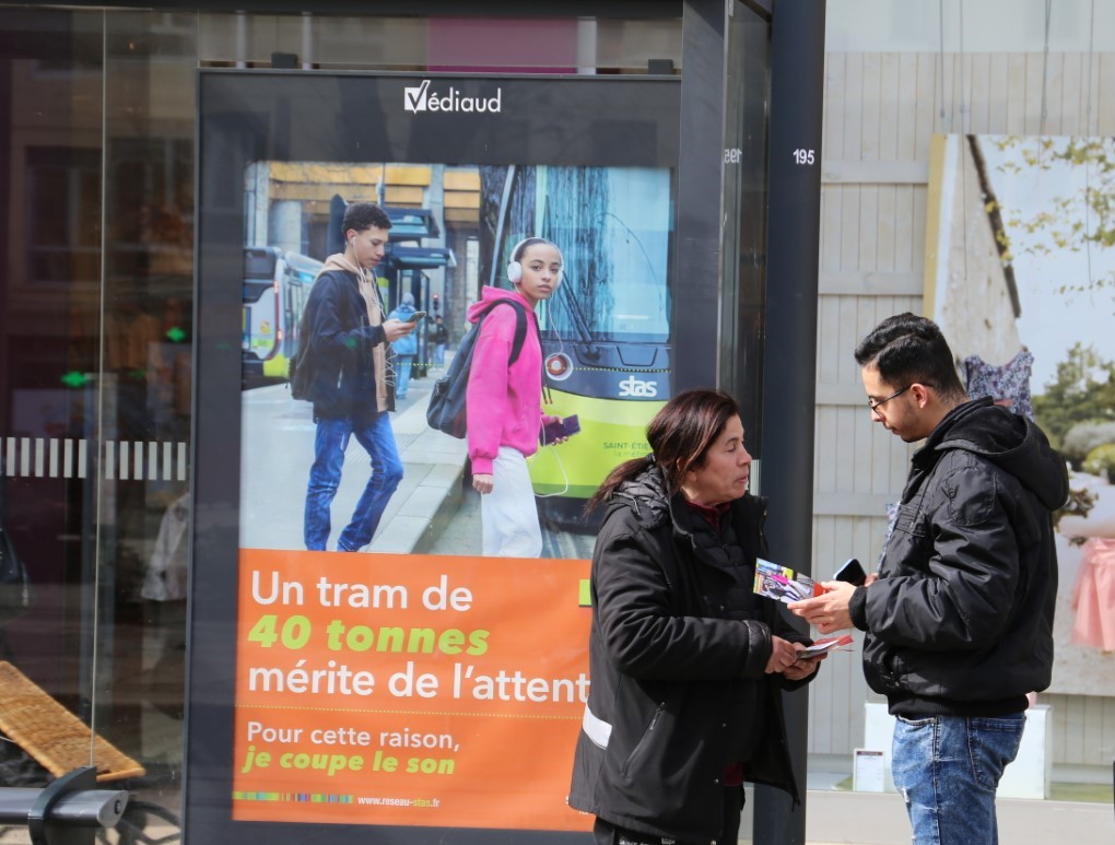 Affiche de la campagne Sécurité de la STAS à destination des piétons sur la voie publique