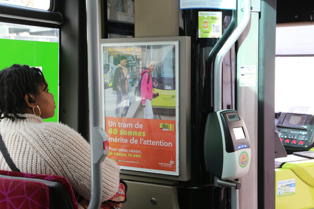 Affiche de la campagne Sécurité de la STAS à destination des piétons dans un tramway
