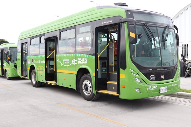 Green electric bus Colombia - Bus électrique vert Colombie