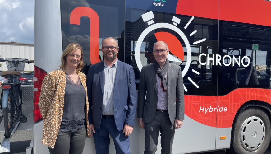 Inauguration du nouveau réseau SEMO devant un bus SEMO