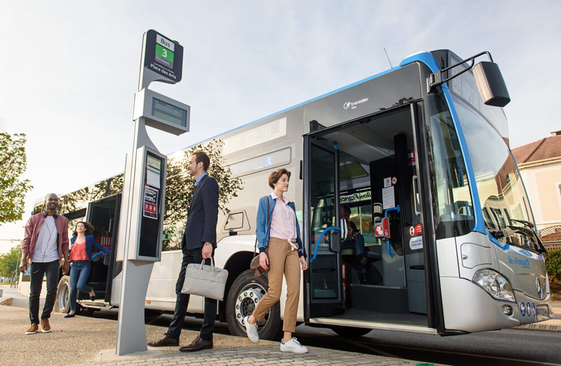 Personnes qui montent et descendent du bus à un arrêt