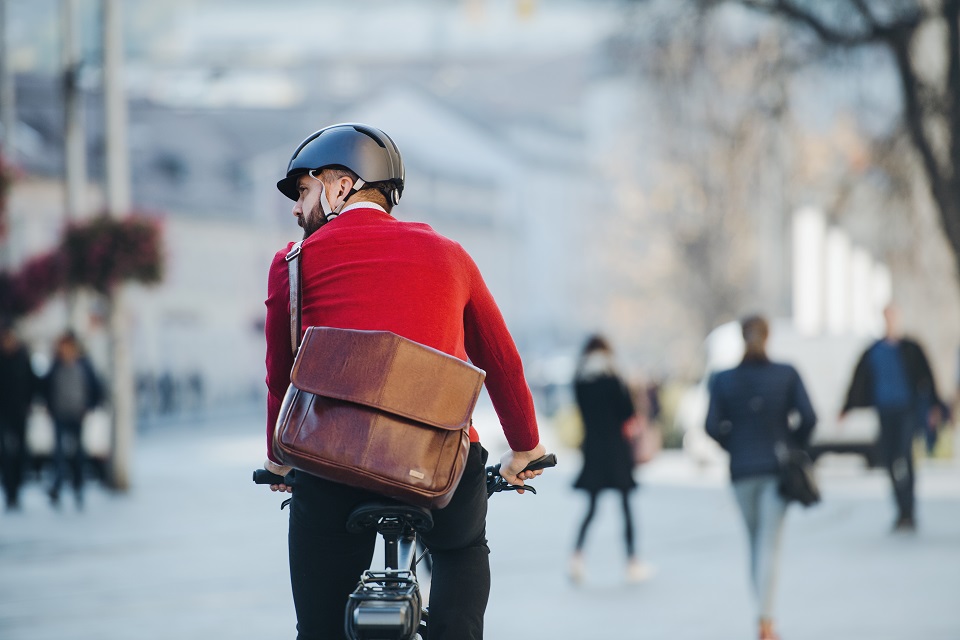 Homme à vélo de dos, pull rouge