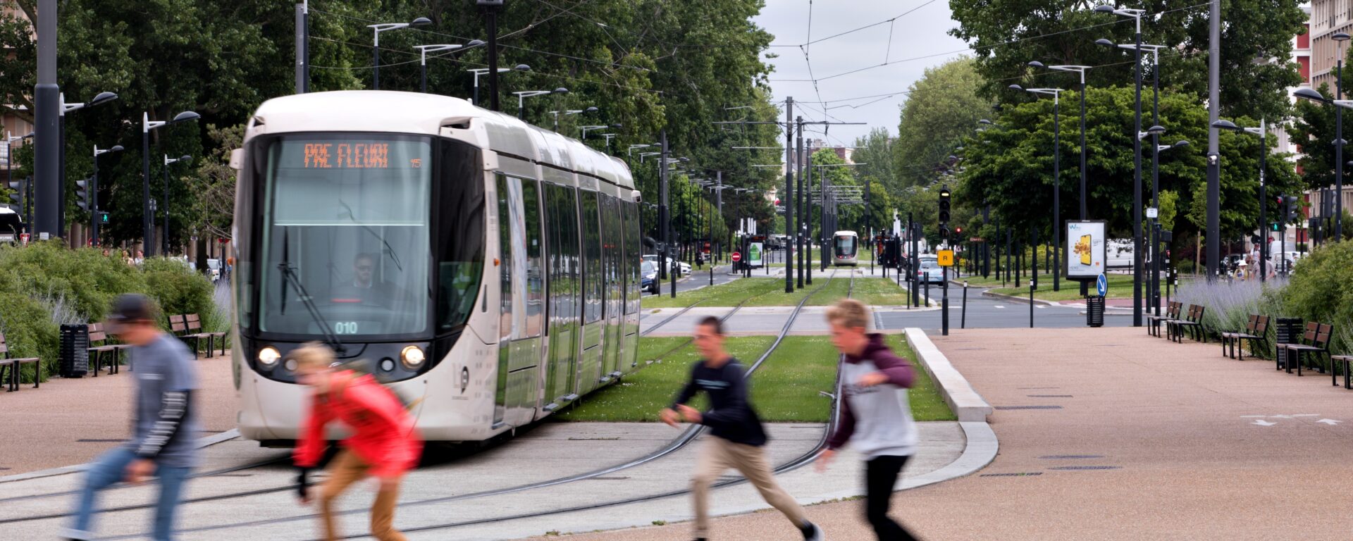 Passage d'enfants à côté tram