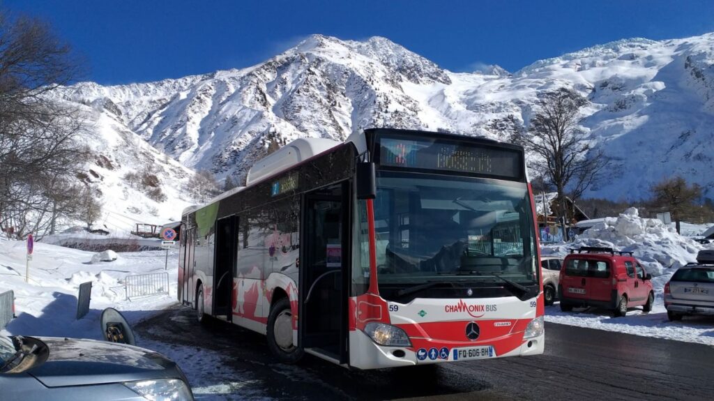 Bus devant une montage à Chamonix